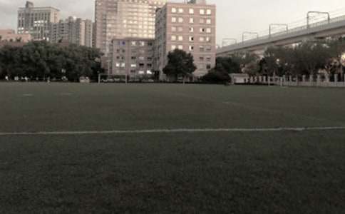 操場(chǎng)真熱鬧寫(xiě)景作文